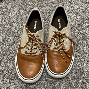 Old Navy little boys size 1. Worn once.